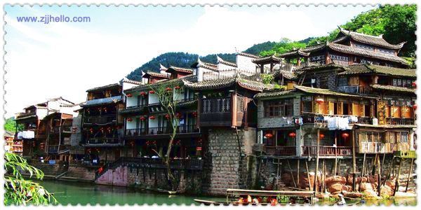 張家界、黃石寨、金鞭溪、袁家界、天子山、十里畫(huà)廊、黃龍洞、寶峰湖、天門(mén)山、鳳凰古城四日游